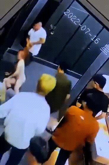 女子被男子扯着头发拖进厕所，男子露出*体下**小便，现场视频曝光