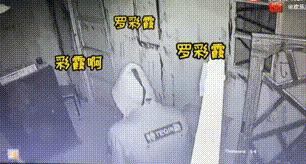 伴娘蹲角落里玩手机,伴娘躲在角落玩手机很漂亮