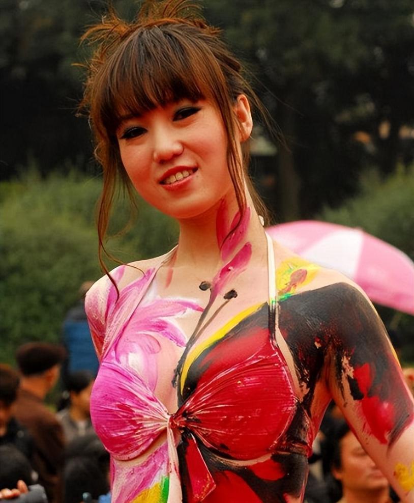 “网红模特”*筱雨张**,出道一年拍21套人体写真,现38岁仍单身未婚