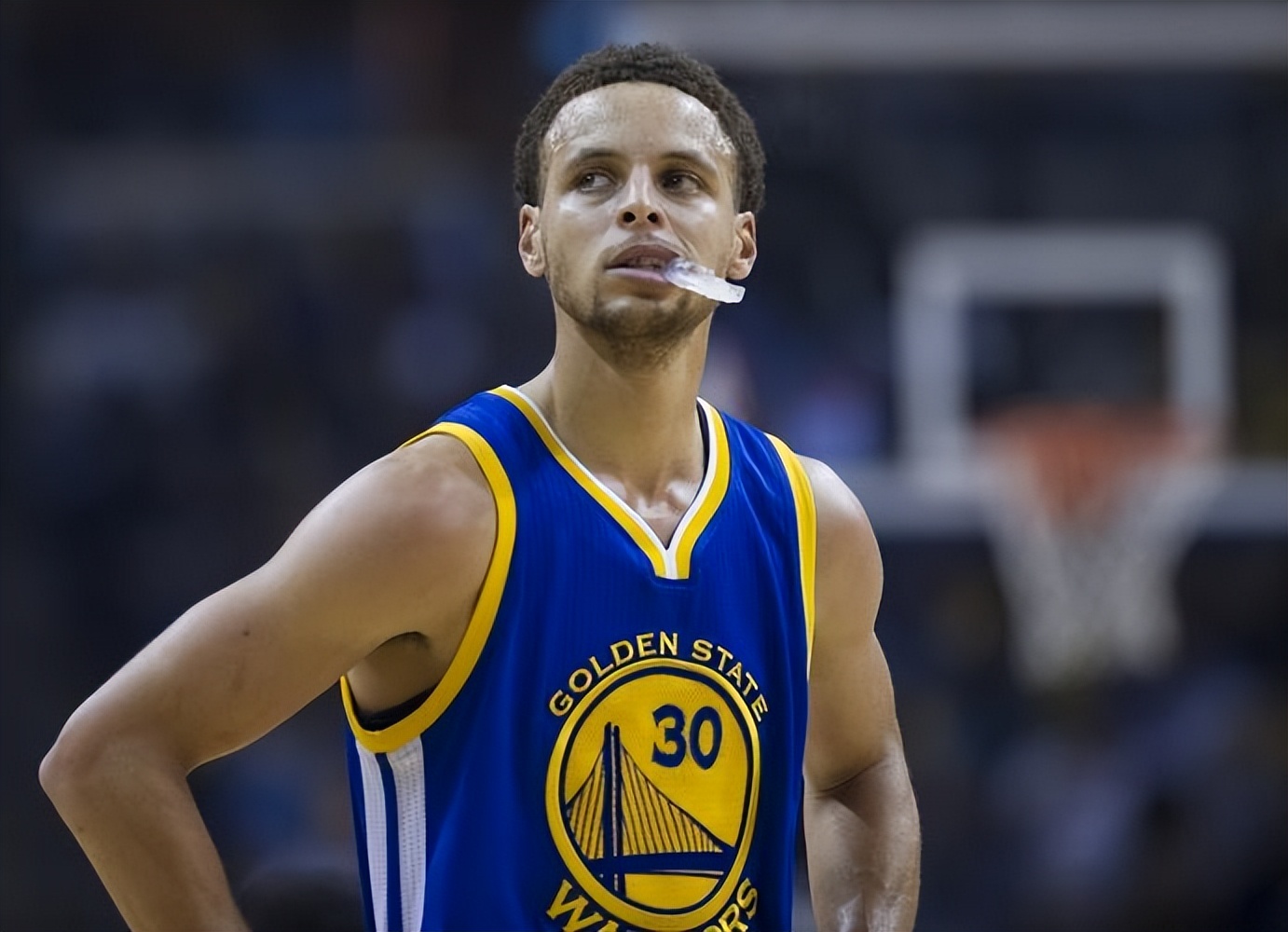 15年库里率领勇士首夺总冠军，一哥场均16分拿FMVP，库里表现如何