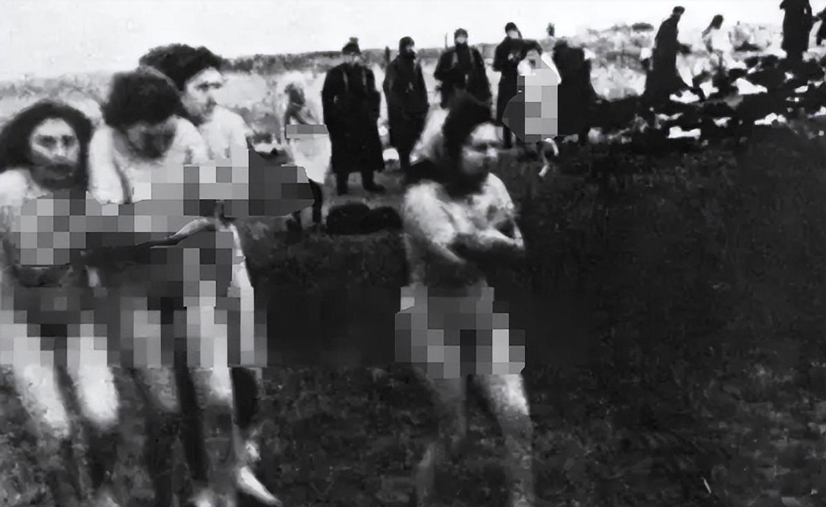 侵华日军残酷*行暴**，女子为活命脱下衣服让日本人拍摄，*辱侮**至死2