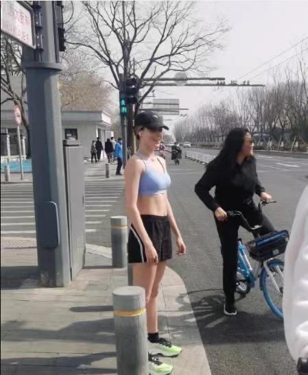 谷爱凌锻炼腹肌躺在背上,谷爱凌早期腹肌训练视频