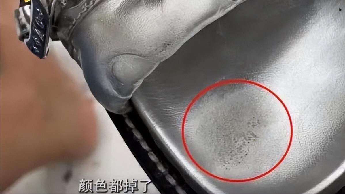 杭州季女士8450元LV拖鞋穿1个星期掉色网友：说明买到真货了