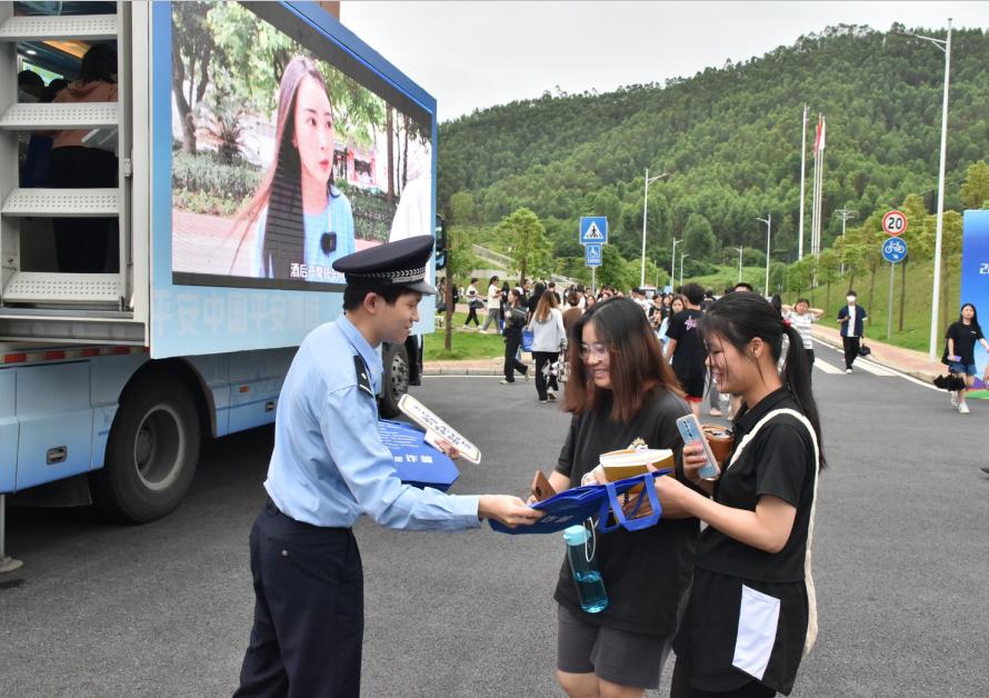 法治护航平安成长中小学生视频,法治进校园护航少年心