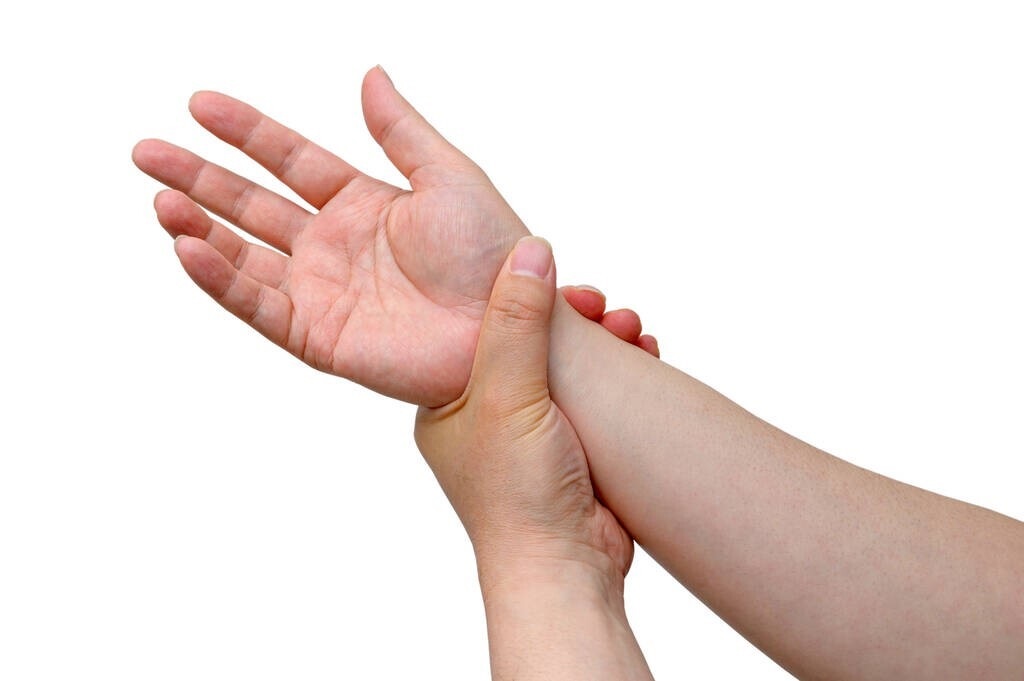 老人一侧肢体麻木是什么原因,老年人偶尔全身麻木什么原因