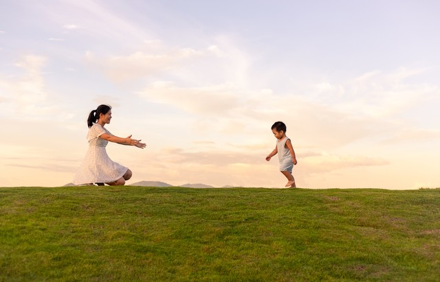 小孩给妈妈用一元买了戒指,孩子给妈妈小卖部买戒指