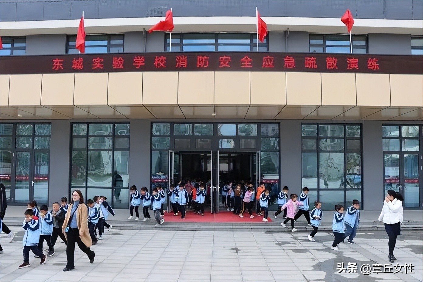 儿童友好｜消防零距离安全你我他——章丘区东城实验学校举行“消防安全疏散演练”活动