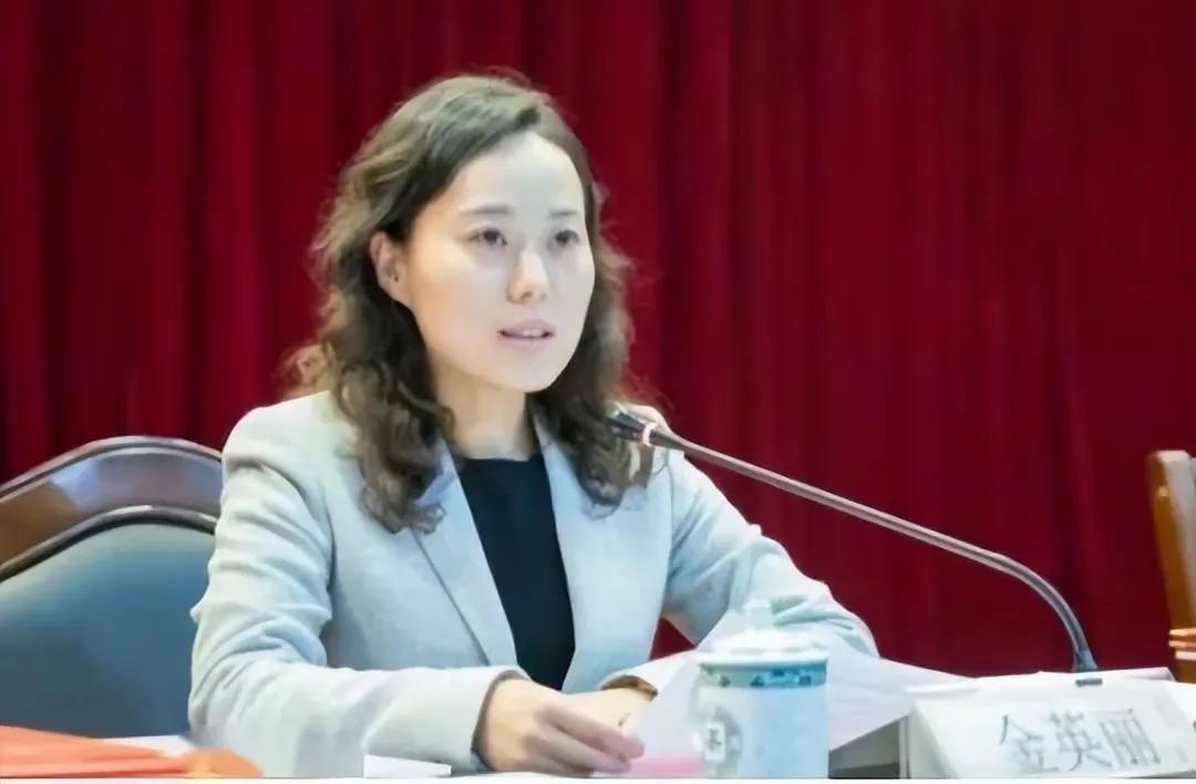 美女贪官金英丽：被三名富商*养包**，竟随身携带8只套方便开房受贿