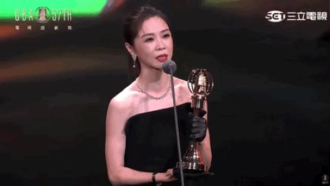 让观众们吐槽的演员林心如,林心如杨谨华金钟颁奖视频