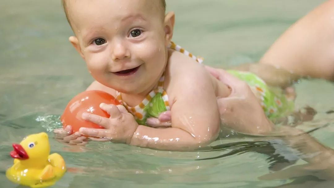 宝宝喜欢玩水是刻板行为吗,孩子为何爱玩水