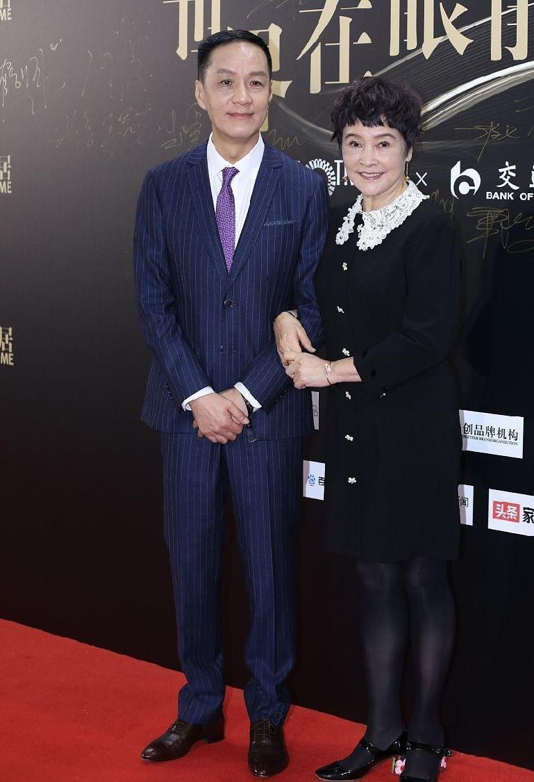 冯远征和老婆唐装照片,冯远征老婆穿红裙