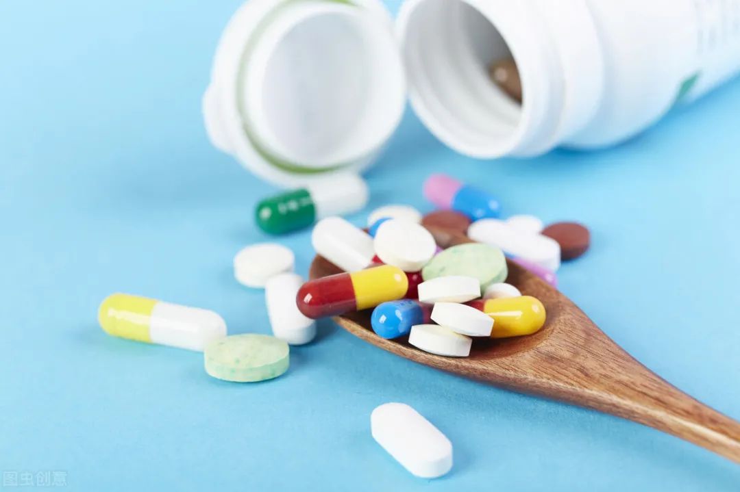 尿蛋白1克多肾功能正常严重吗,尿蛋白持续1.2克不用药行吗