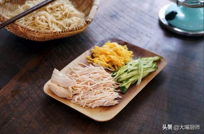 手擀面怎么和面才松软才好吃,做手擀面怎样和面好吃