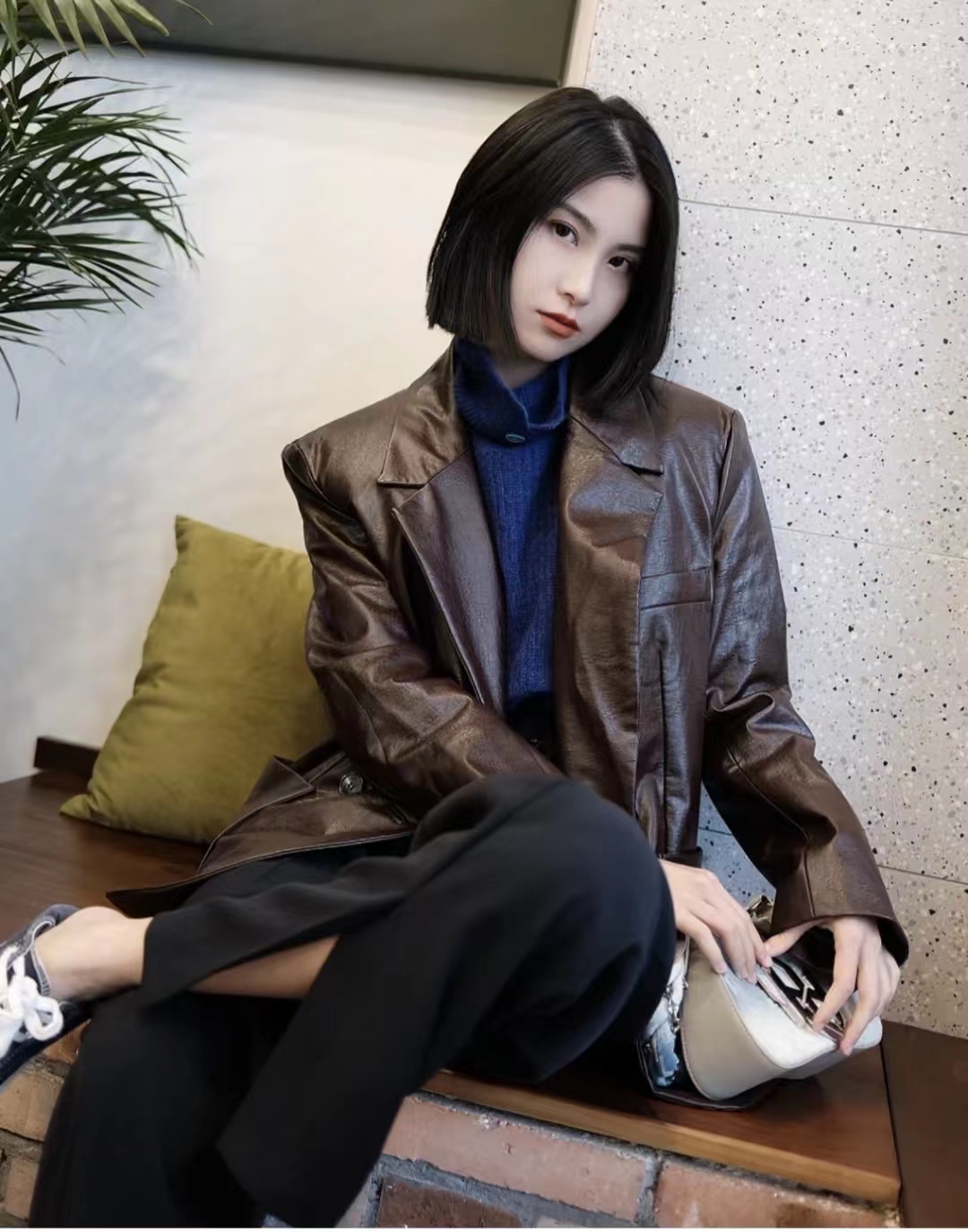 外套秋冬蓝色搭配什么颜色,秋冬比较显高级的颜色搭配