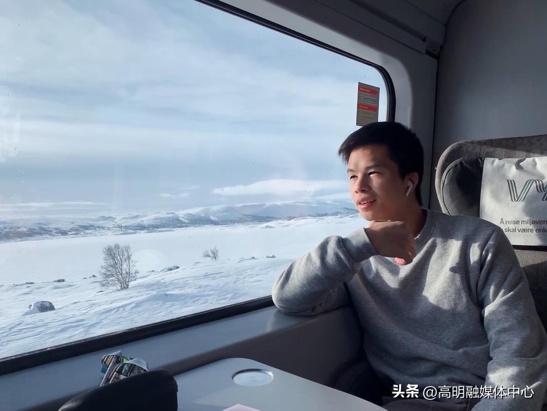 90后小伙用镜头拍照,95后摄影小伙