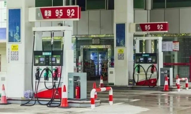 为什么私人加油站油便宜又耐烧呢,加油站加油免费洗车有猫腻吗