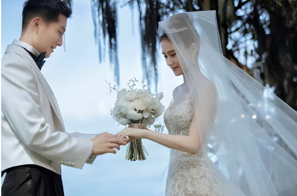 何超莲婚礼誓词：你无限包容我，我不温柔，期待足球队的到来