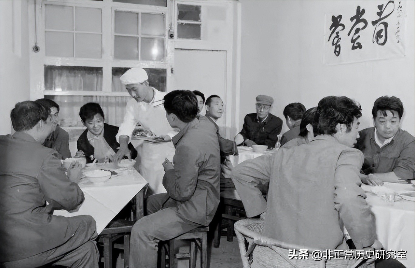 老照片：80年代的北京生活风貌，火车上供应茅台，牛肉一块八一斤