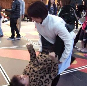 “姑娘你不能挡一下那里么？那东西让人看了很难为情”哈哈哈