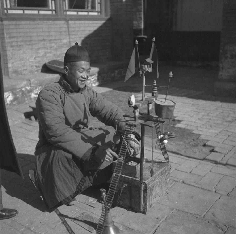 高清老照片：旗人格格大腿岔开豪放洗衣，地主三妻四妾不输女明星