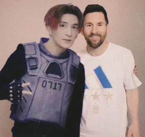 薛之谦商演拥抱粉丝,薛之谦拥抱梅西