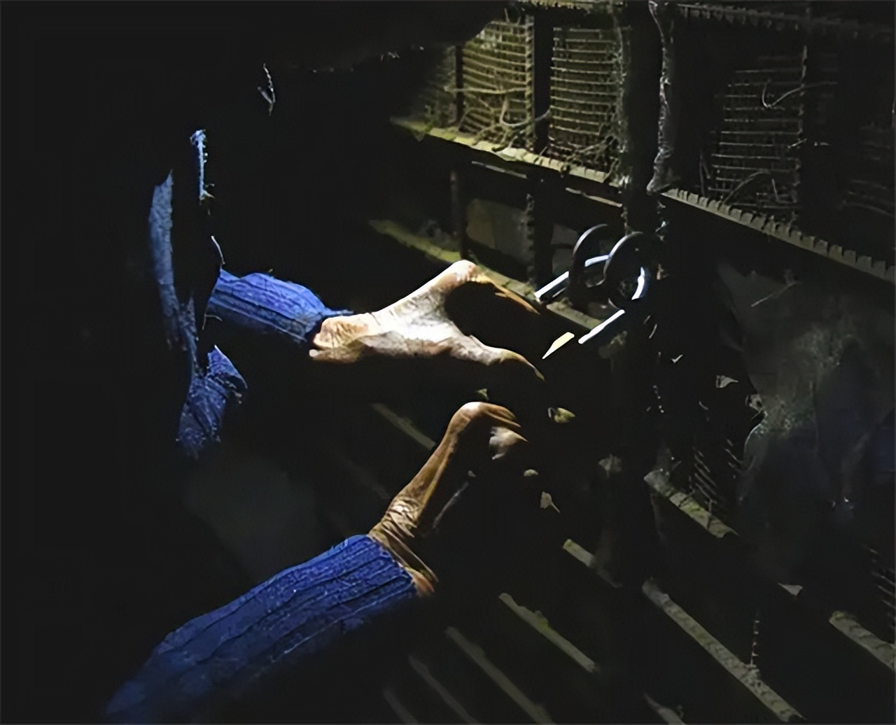 老人修建深山活人墓,94岁老头自建活人墓