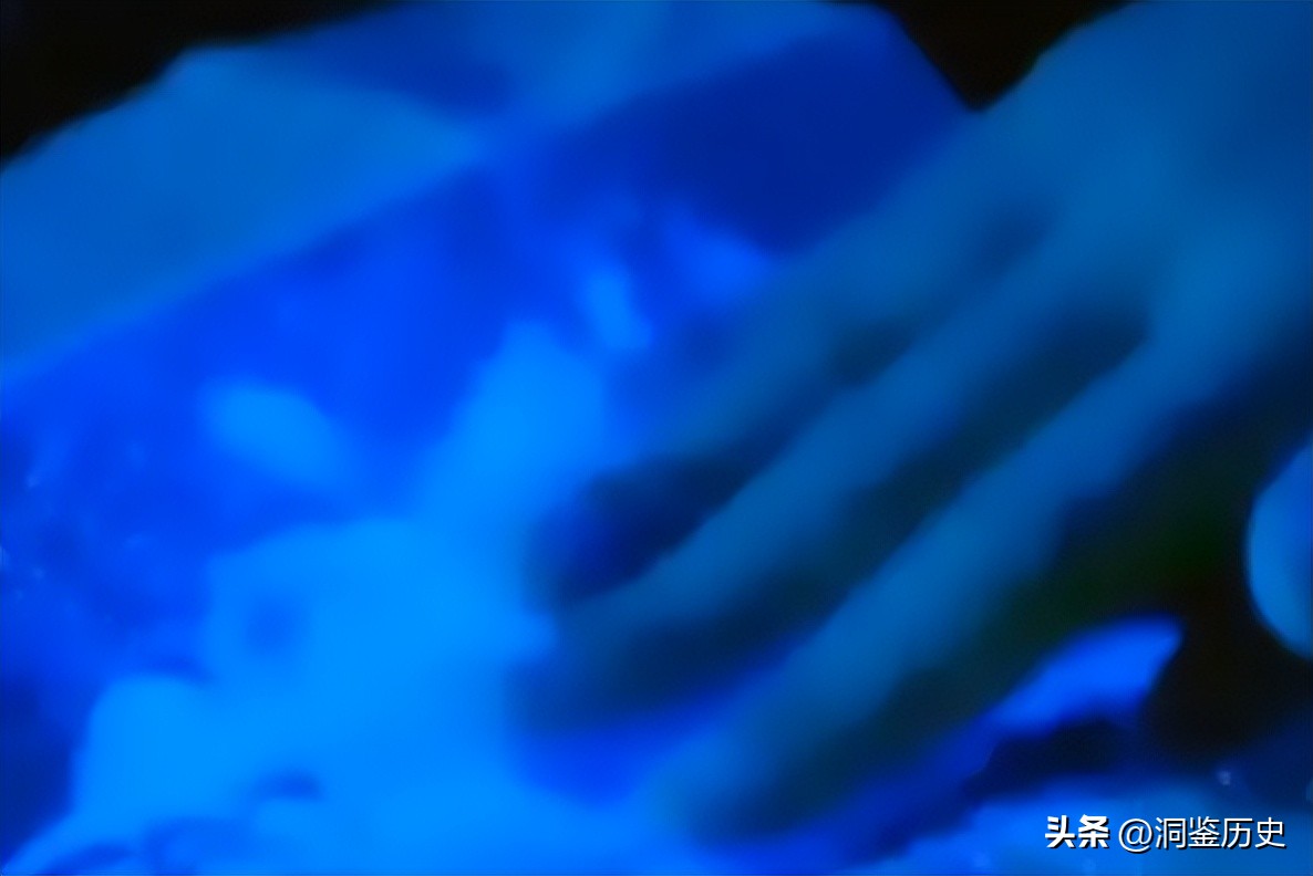 1987年，一女孩误食蓝色粉末后内出血死亡，下葬时却遭2000人抗议