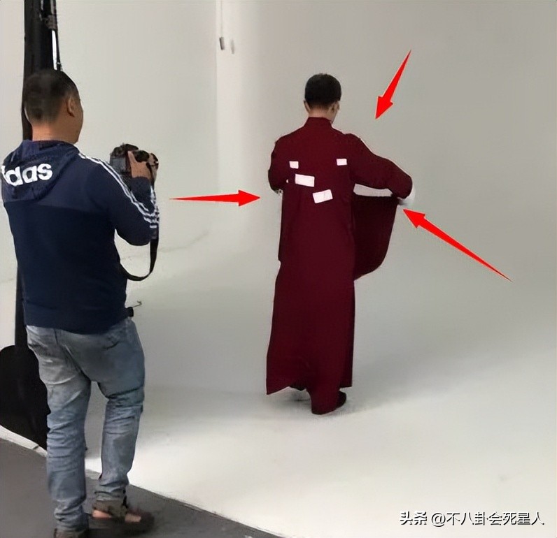 戴假发、穿半截西装、贴胶带瘦脸,原来央视的主持人这么“假”