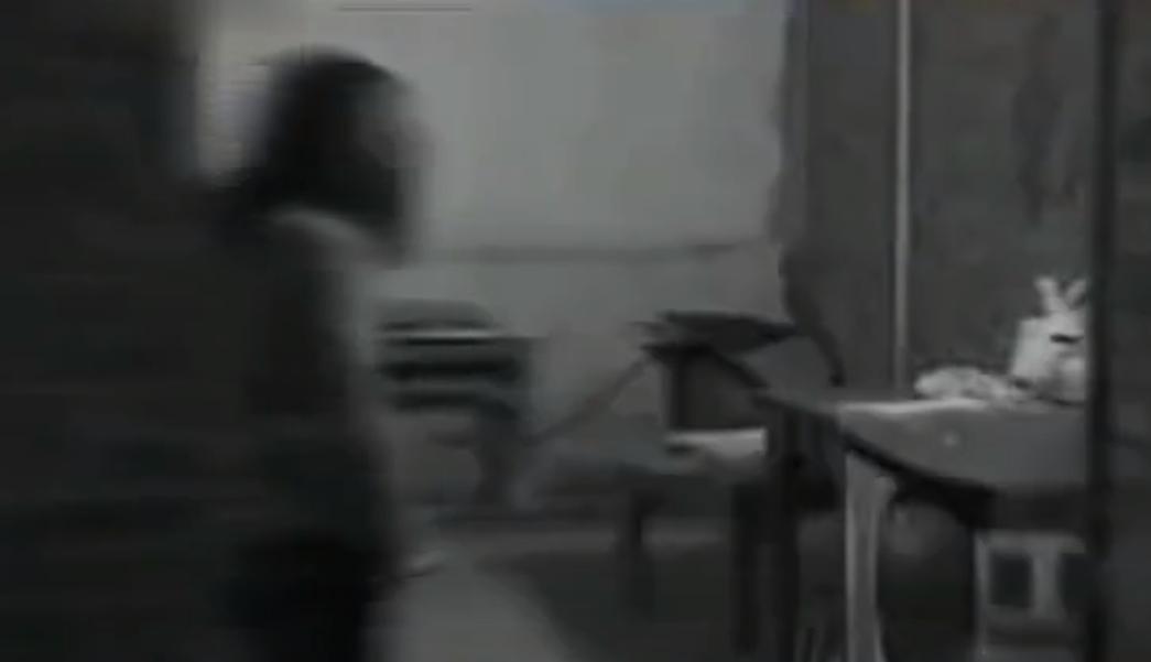 08年,河北女孩“瘫痪”卧床20年,姐姐安上监控后,戳穿多年*局骗**