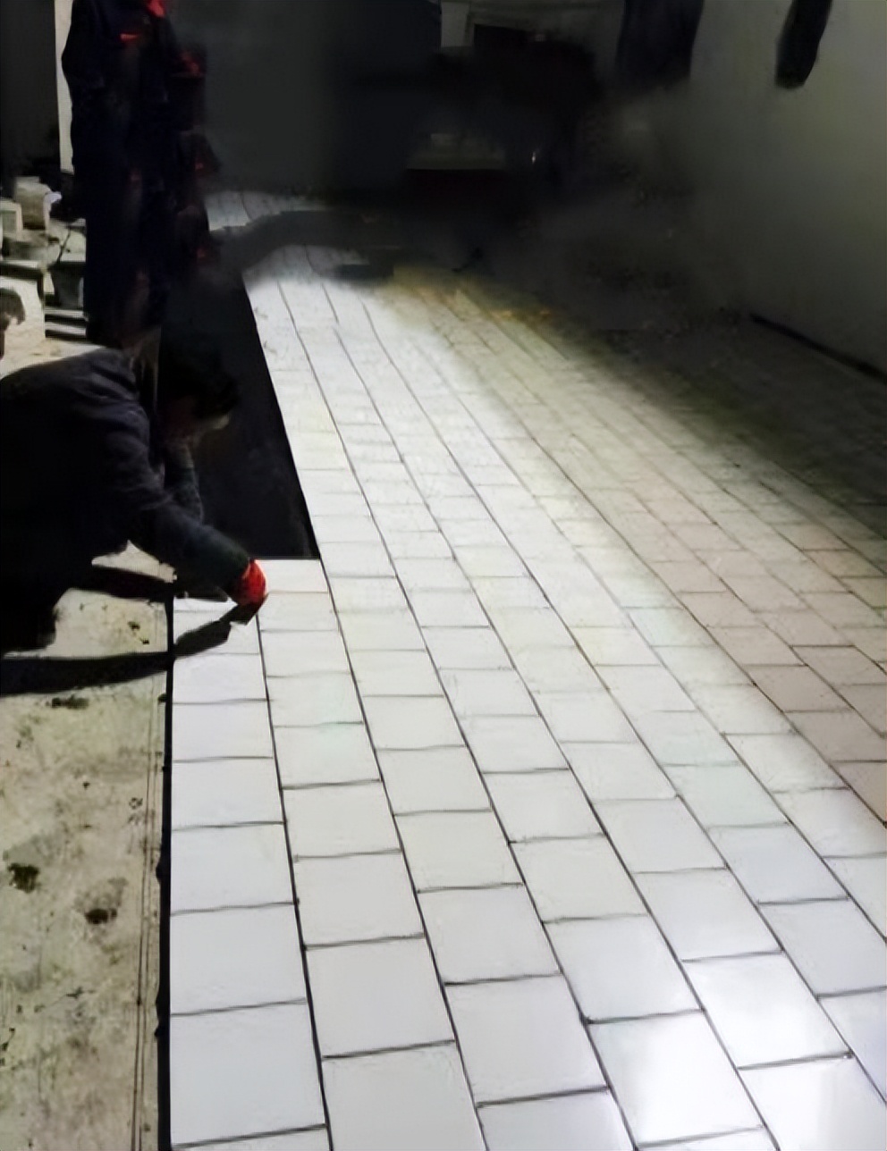 粘耐酸砖下面必须做玻璃钢防腐么,玻璃钢衬里加耐酸砖