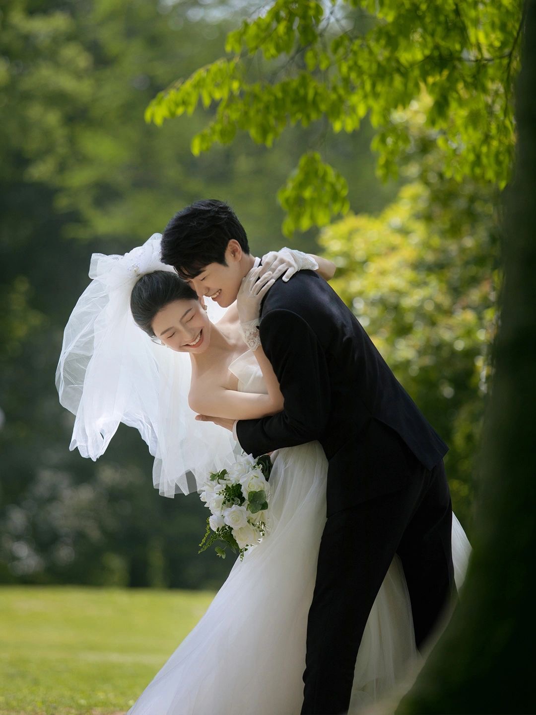 草坪蓝天白云森系婚纱照,森系可爱活泼草坪婚纱照