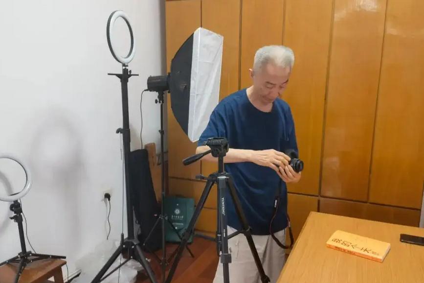 为救身患绝症的妻子，大学教授靠直播疯狂“捞金”，如今怎样了？