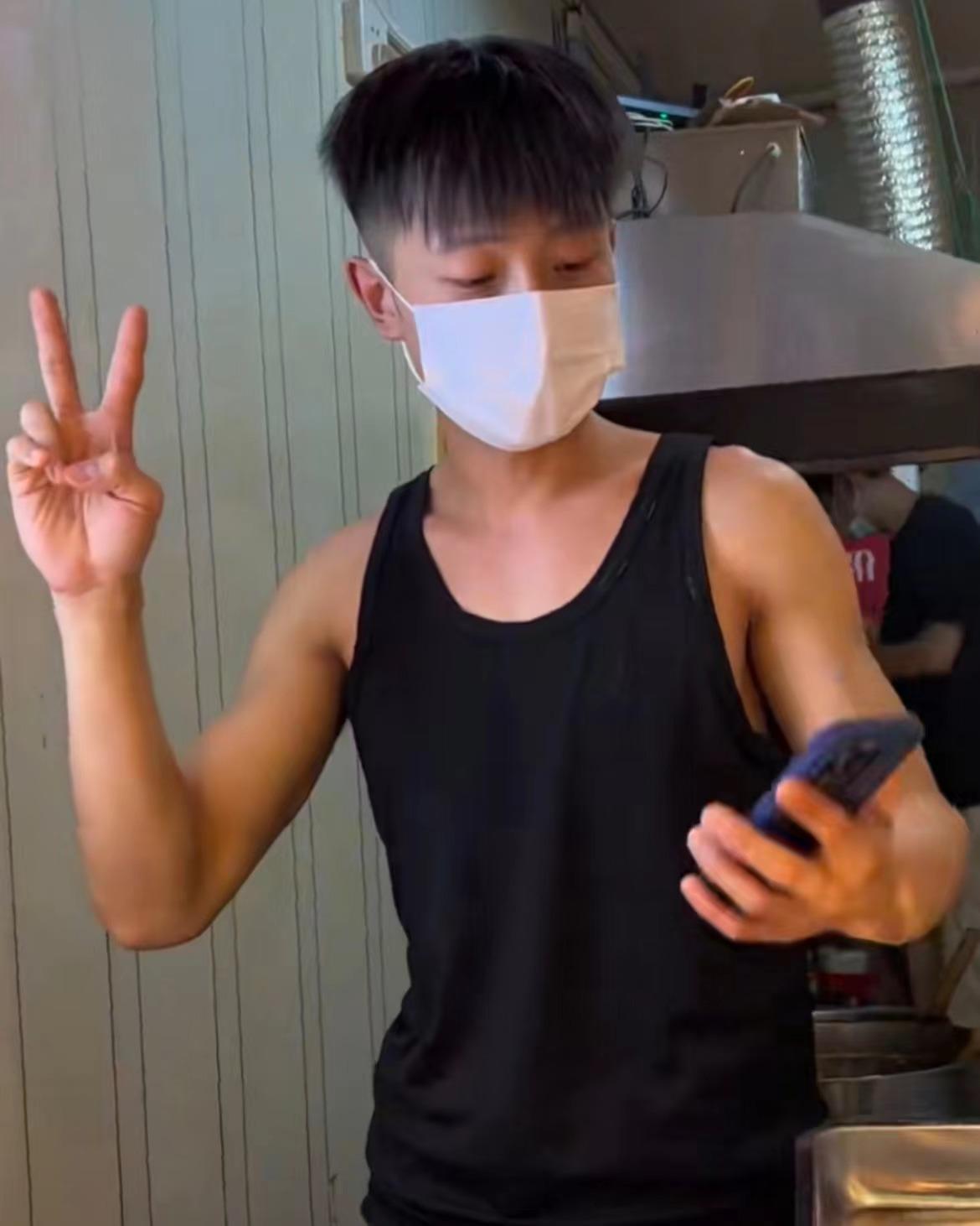 淄博鸭头小哥直播气哭，18万人打卡只赚6千，现关店成无业游民