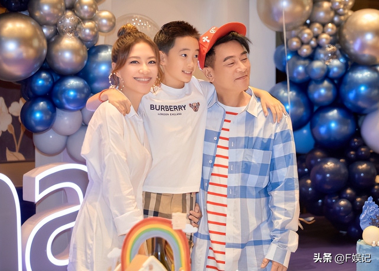 应采儿问陈小春要签名 (陈小春演出应采儿现场秀恩爱)