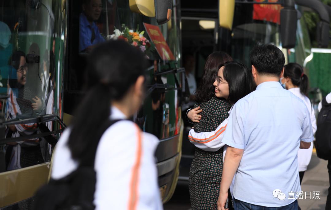 直击2023高考现场暖人瞬间,直击2023高考场外实拍视频