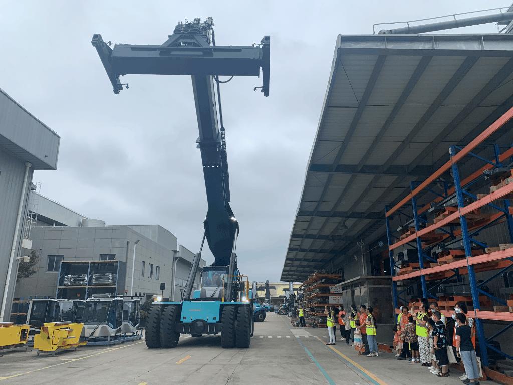 科尼赛克居家,在科尼赛克工作