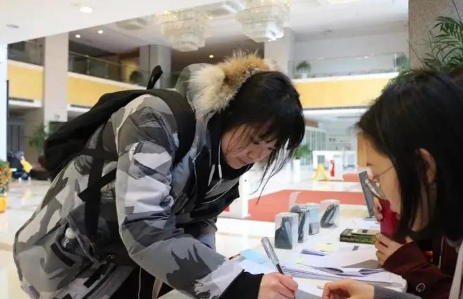 让董宇辉出国留学,俞敏洪的建议引来不少关注,国外教育有啥优势