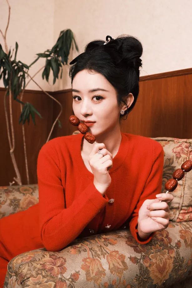 杨紫琼大衣配高筒靴穿搭,杨紫琼穿丝绒大衣图片