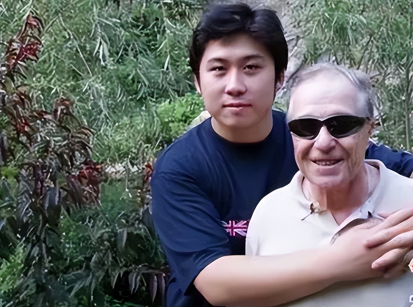 中国小伙为报答英国孤寡房东,中国小伙为瑞士房东养老送终