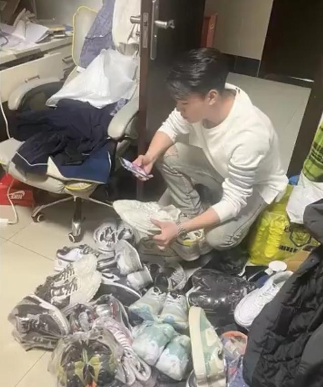 大学生洗鞋挣8万,洗鞋大学生赚8万