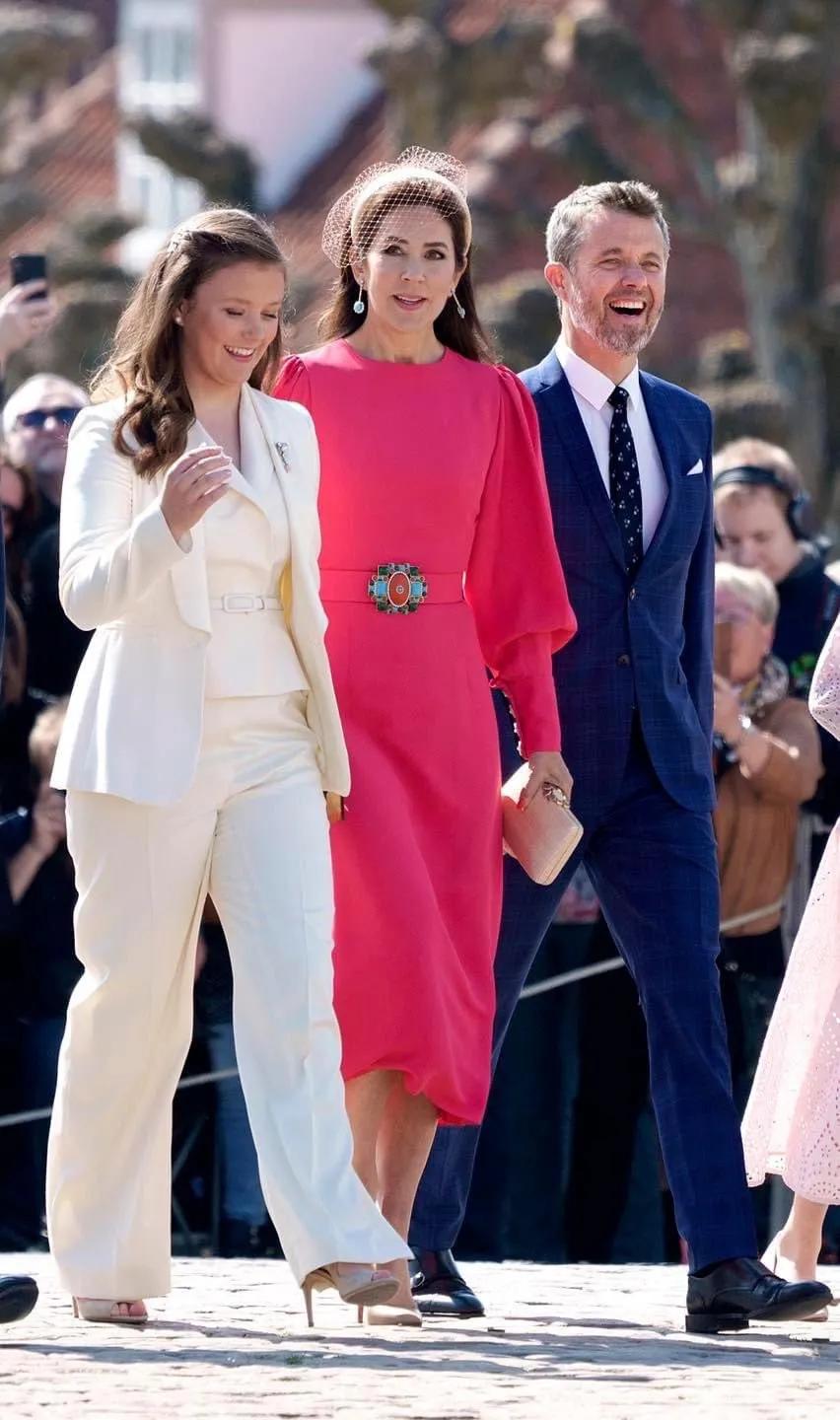 伊莎贝拉穿银色衣服,伊莎贝拉英国时尚界