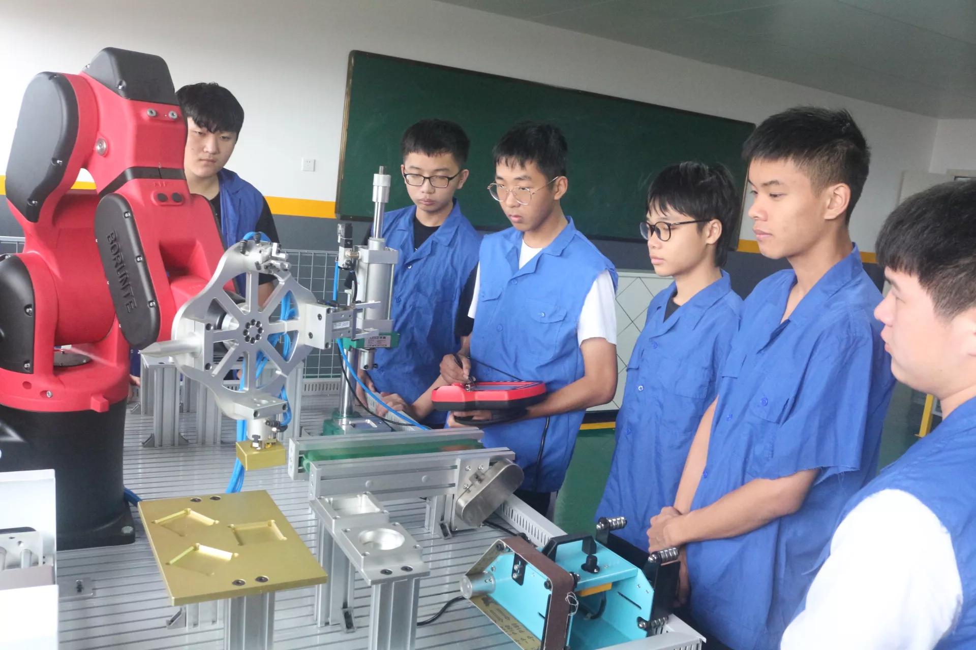 专科男生工业机器人技术,认识工业机器人专业掌握专业技能