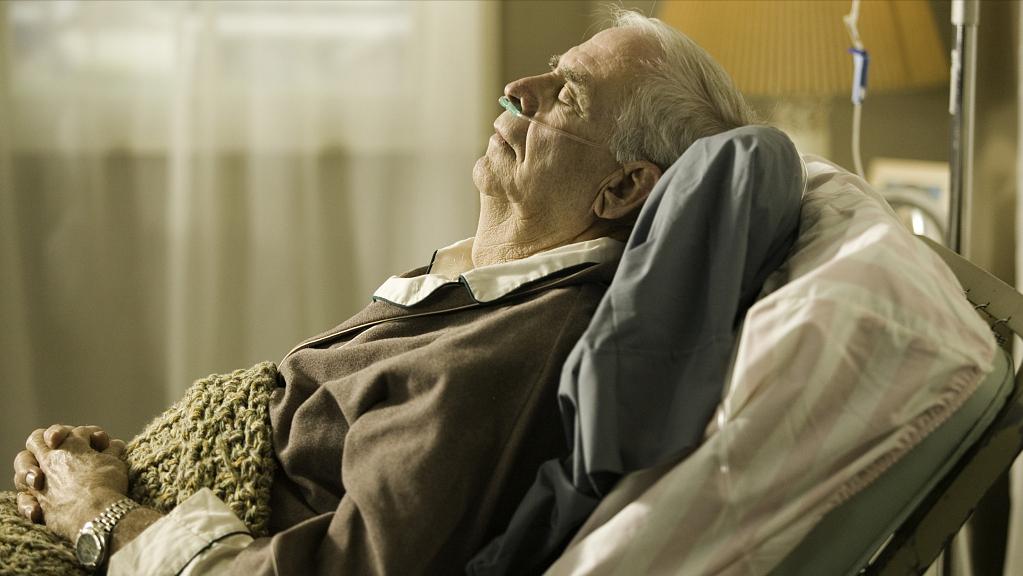 六旬老人晕倒医生急救援,八旬医生抢救老人