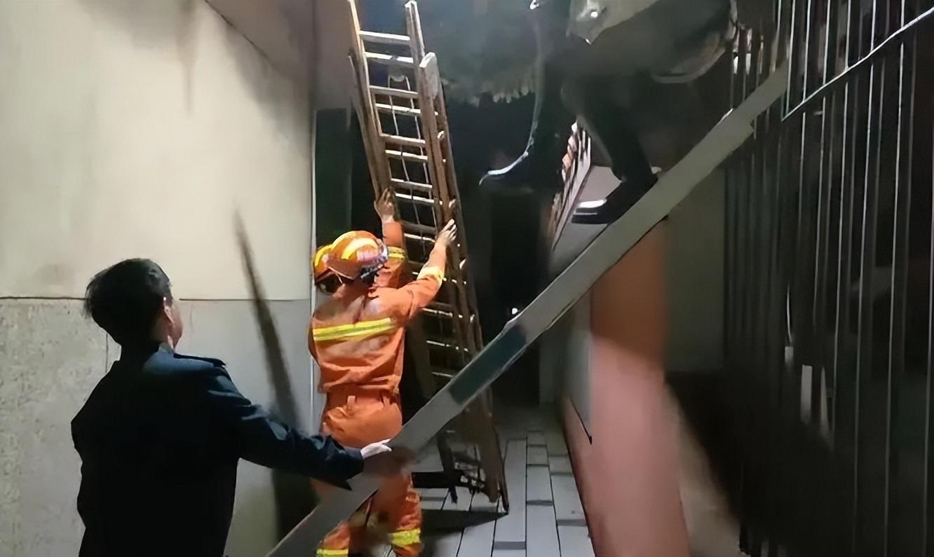 女子被入室刺伤,女孩爬栏杆被刺到