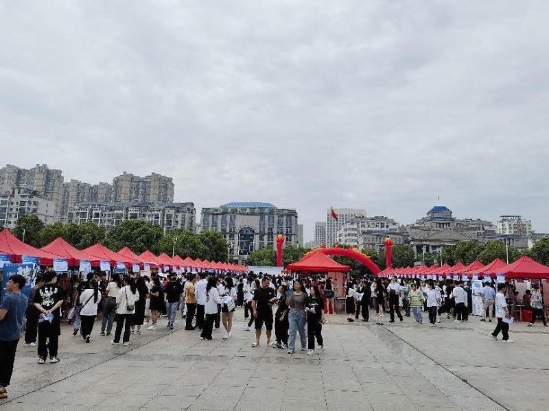 人社局开展高校毕业生就业见习,人才招聘会暨校企合作