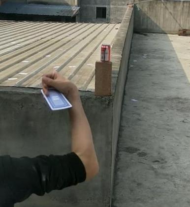 扑克牌真的能插进木板里吗,小孩扑克牌打穿木板