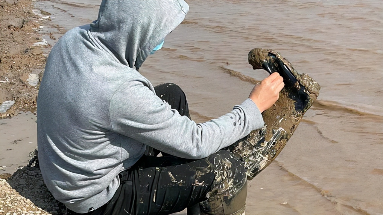 河里抓来的刀鳅鱼,湖北野生刀鳅鱼