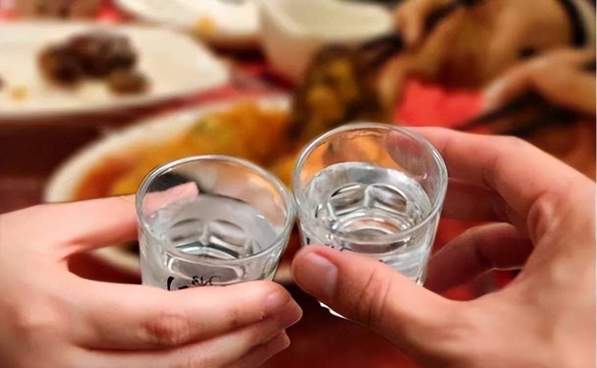 一男子喝白酒生命垂危,男子喝3斤酒成植物人