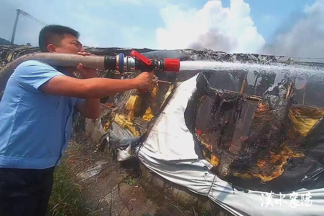 2万多只鸡仔被烧成煤炭,三万只小鸡仔葬身火海