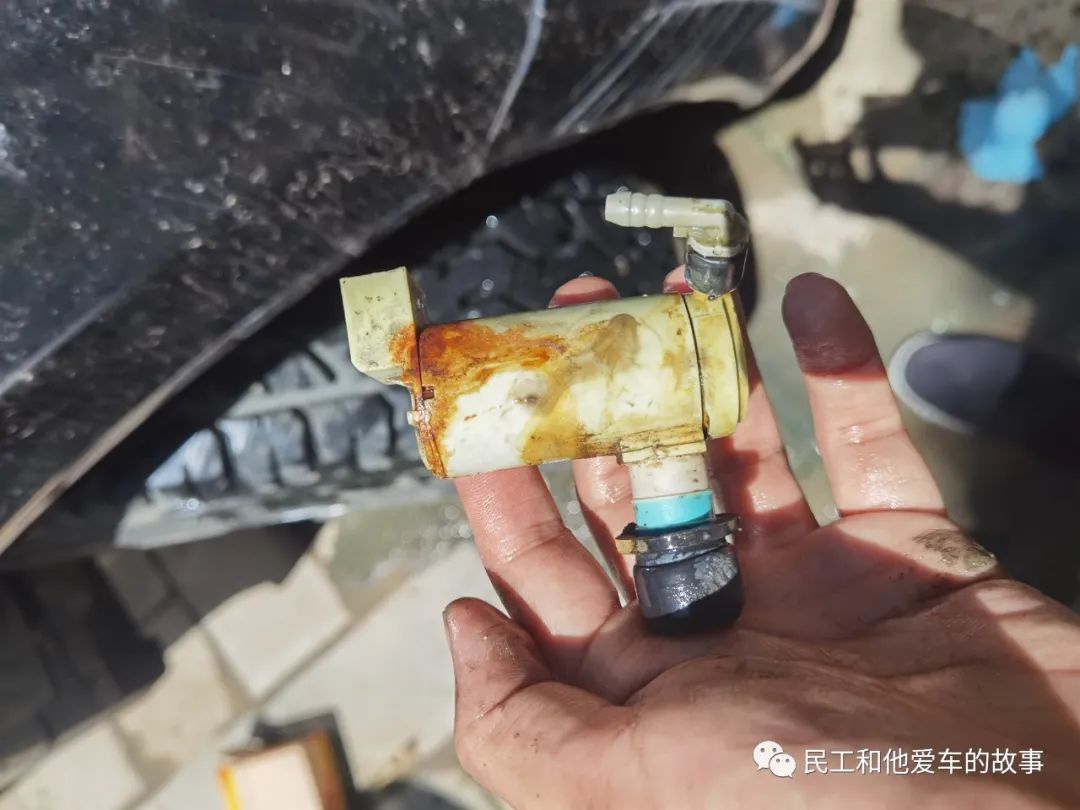 DIY给哈弗H5换个玻璃水壶电机，配件费10元，半个小时搞定。